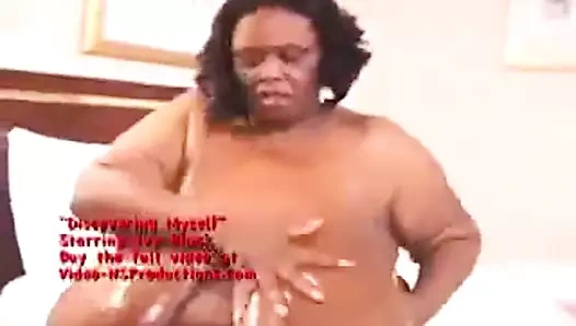 Ivy Black'in büyük göğüsleri