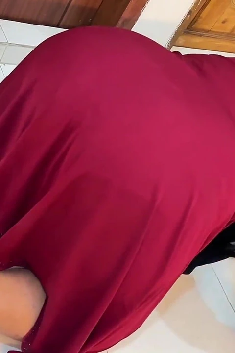 Mısırlı büyük götlü düzgün vücutlu Müslüman ateşli üvey anne yatağın altına sıkıştıktan sonra benden anal sikiş istiyor!