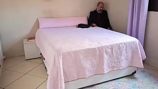 Evli kadın işten yorgun bir şekilde eve gelen kocasını baştan çıkarıyor. Romantik seks