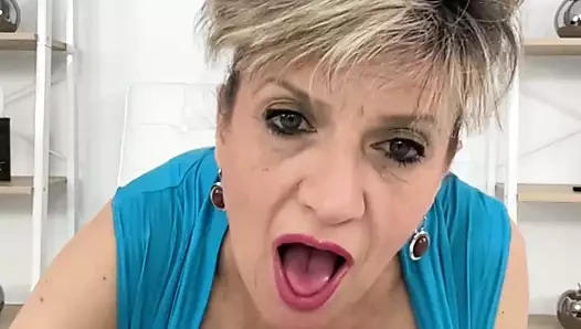 Solo busty gill ellis genç aka bayan sonia verir yapay penis handjob