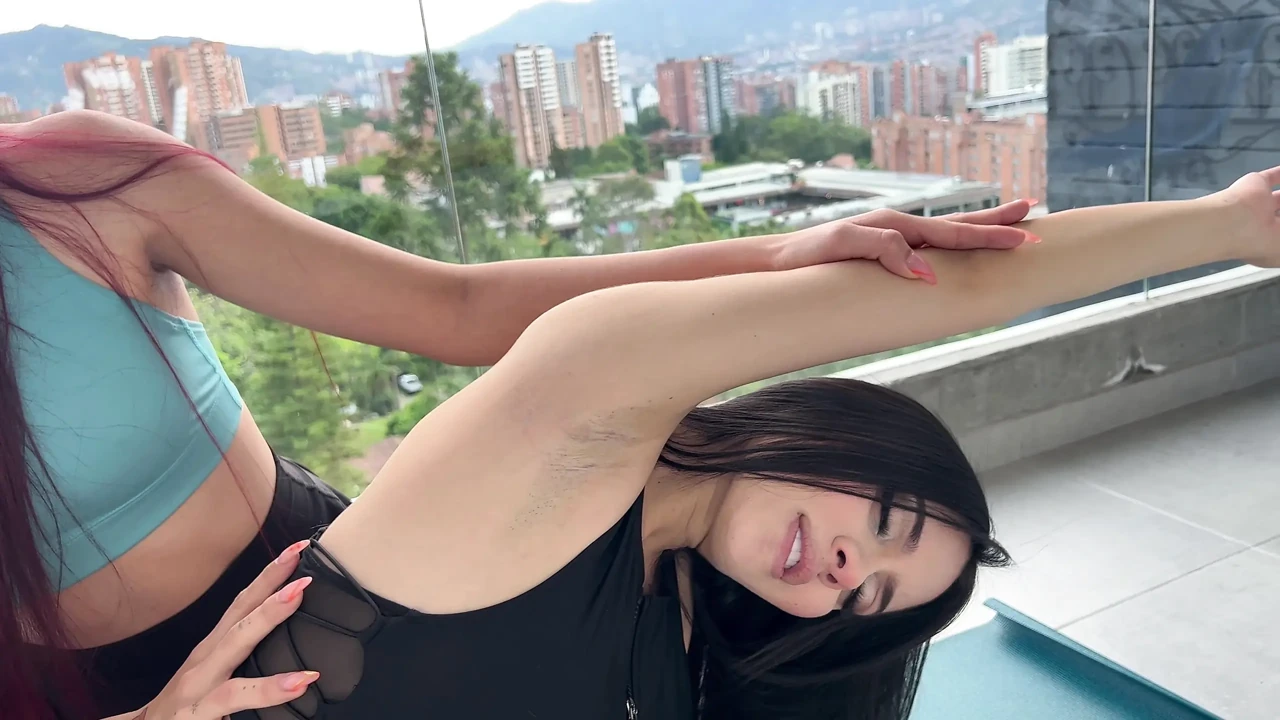 Arkadaşım Yenifer Chacon ile Yoga Dersi Vahşi Bir Lezbiyen Sahnesine Dönüşüyor