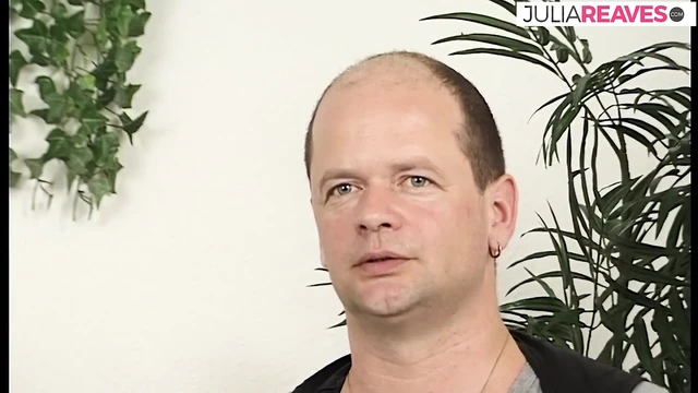 Ateşli kızlar büyük dildolarla oynadıktan sonra memelerini emdiriyor