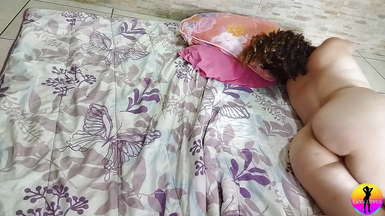 Arkadaşımın evinde uyandım ve bunu yaptık