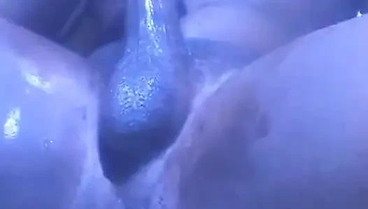 Olgun büyük yaraklı genç kız kulüp eğlence evinde çıplak mastürbasyon yapıyor