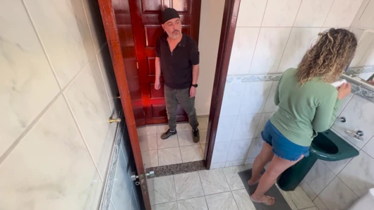 Banyoda üvey kız kardeşine sürtünerek boşalıyor