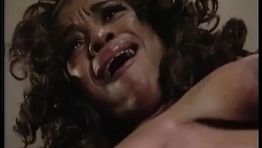 Azgın orta yaşlı seksi kadın patlamalı orgazm için damlayan amını parmaklıyor