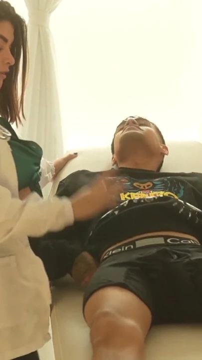 Latina BBW doktor, kazara amına boşalan genç büyük yaraklı hastasını sikiyor! Danyel Mast | Clip 1