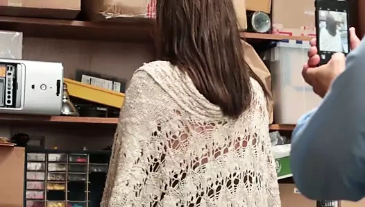 Deneyimsiz genç ve sıcak anne hırsızlık için cezalandırıldı