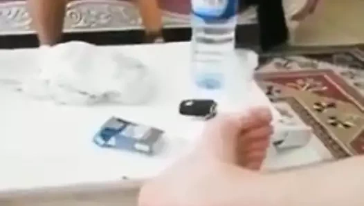 Eşimi evimizde bir arkadaşımla paylaşıyorum.