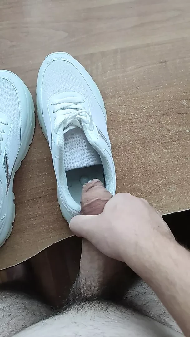 Сперма в кроссовках подруги
