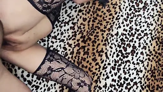 Ev videosunda erotik iç çamaşırlı evli kadın