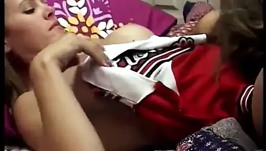 Ponpon kız gibi giyinmiş güzel yarak emen fahişe yarakla dolduruluyor