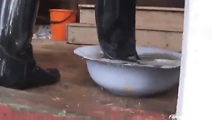 Lastik çizmelerde salıncak