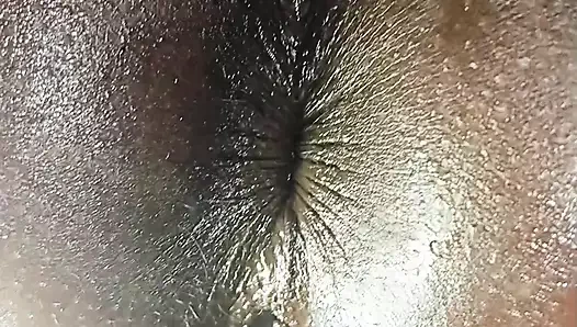 Oyuncak oynuyor, parmaklıyor ve siyah, sıkı amcığı sikiyor