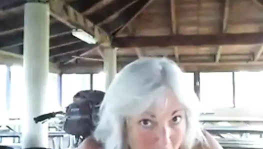 Onun shari o lezzetli sıcak dik delisi vücut gösterir