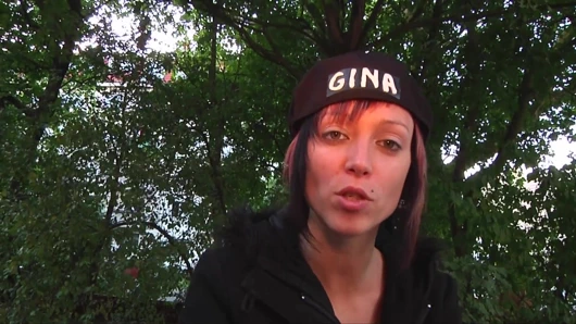 İki ateşli kız ve büyük bir yarakla edepsiz üçlü seks