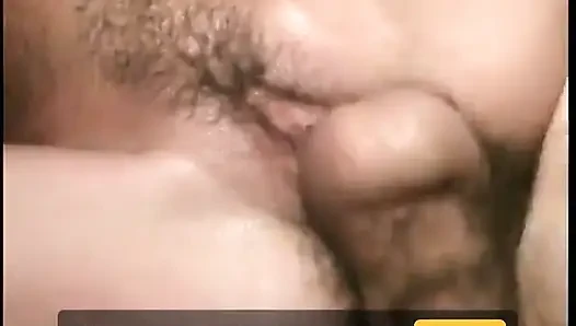 Sarışın orta yaşlı seksi kadın sikiş seansı öncesi delikanlının yarağını ve taşaklarını yalıyor