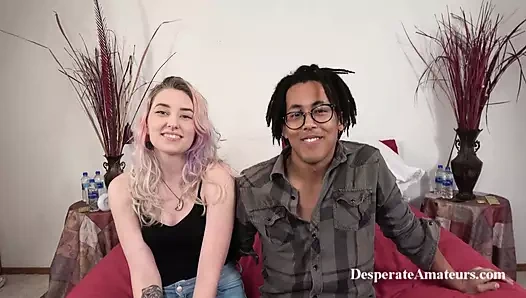 Salem 18 yaşındaki ateşli bir kızıl saçlı. Birkaç sahne yaptı ve buraya aşk için geldi. Jesse dölünü yemeye başlıyor