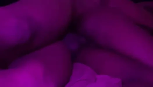 Seksi zenci 18 yaşındaki sıkı sulu amcık büyük zenci yarağı tarafından arkadan sert sikiliyor