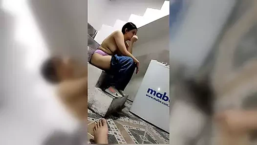 Gerçek evini temizlerken patronumdan avans istiyorum