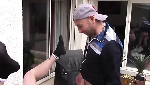 Leo Senthy itaatkar Jess Royan'ın spor ayakkabılarına prezervatifsiz