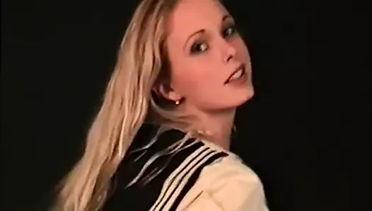 Sana bir porno sitesinde kendini göstermek için büyük bir arzu duyan gerçek bir sarışın peri olan lenka'yı sunuyorum