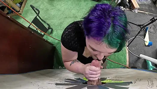 Gotik genç kız deliğini ziyaret etti onu emiyor