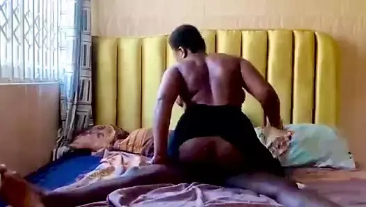 Üvey erkek kardeş büyük yarak beni sallıyor