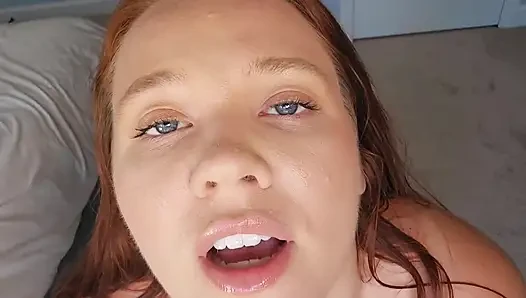 Yutan orta yaşlı seksi kadın kahverengi yarakla sapık fetişi sikişiyor
