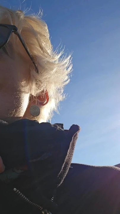 Захватывающий момент от "милфа ищет член в деревне. Я нахожу ее в сарае, сосет, она трахает меня и опустошает"