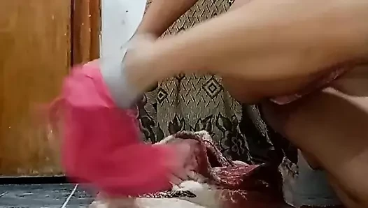 Her gün sikilmeyi seviyorum, vajinam açık ve ıslak ama hoşuma gidiyor ve parmaklarımı içine nasıl sok yapacağımı bilmiyorum