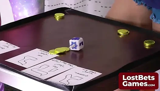 Striptiz Dreidel her İbrani mektubuyla kıyafetlerini döküyor