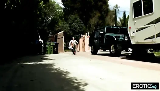 Sarışın ve esmer açık havada üçlü sekste kalın yarağı paylaşıyor