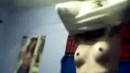 Güzel sarışın kız göğüslerini gösterir