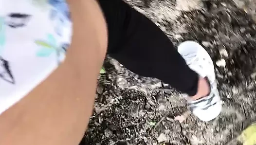 Dominikli ağacın altında sikişiyor ve emiyor