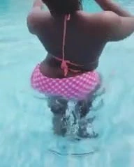 Tavşanım benim için twerk yapıyor...