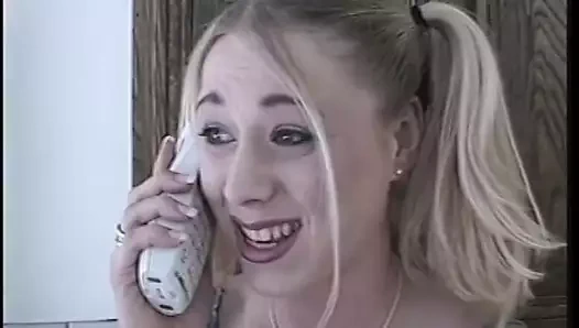 Genç ve azgın sarışın yarak gırtlağına kadar alıyor ve deliniyor