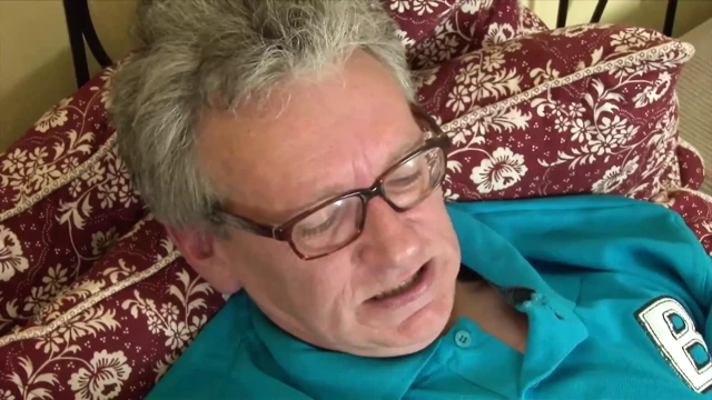 Dişsiz dede genç kızı baştan çıkarıyor