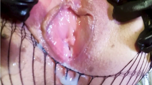 Orta yaşlı seksi kadının amına yavaş sikiş ve dağınık boşalma!