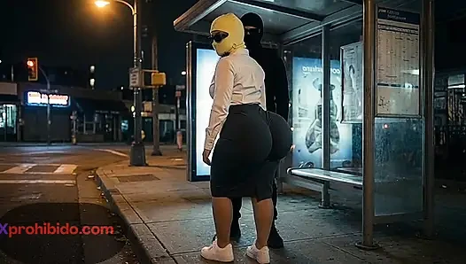 Büyük götlü kız otobüs durağında twerk yapıyor