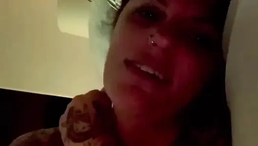 Gecenin ortasında mastürbasyon yapıyor ve çok sert boşalıyor