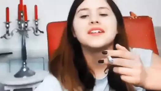 Ben gülerken ve sigara içerken sen berbatsın