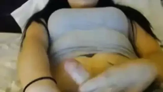 Sevimli kız bir horoz çeker ve onu okşar