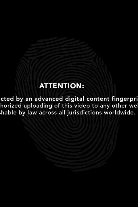 Titreyen amcığını esnetiyor