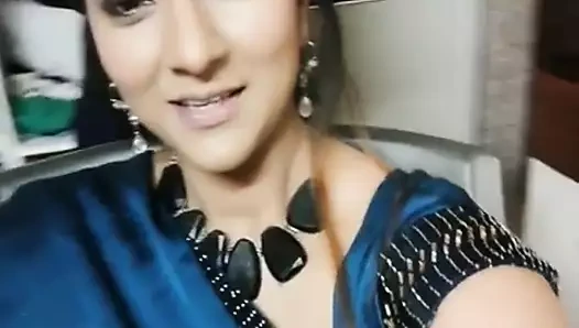 Pooja laxmi joshi hayranını takdir ediyor