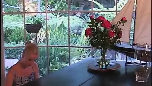 Kadının göğüslerini emiyor ve dizlerinin üstüne çöktürüyor
