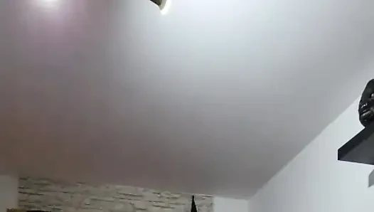 Orta yaşlı seksi kadın amcığını parmaklıyor ve fışkırtarak orgazm oluyor