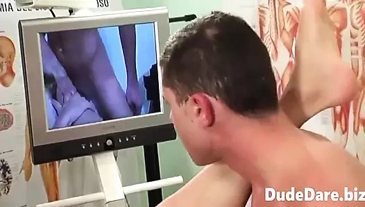 Ateşli doktor erkek hastasını götten sikiyor