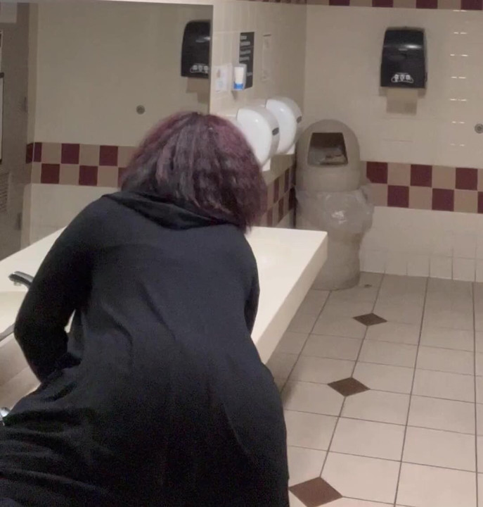 Banyo lavabosunu yumruklamak!