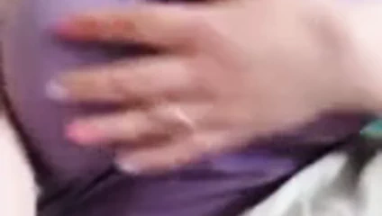 Büyük göğüsler ve inişli çıkışlı areolalar